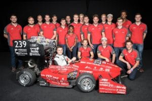 Gruppenbild mit dem eigenen Rennwagen: das Formula Student-Team der Hochschule Heilbronn